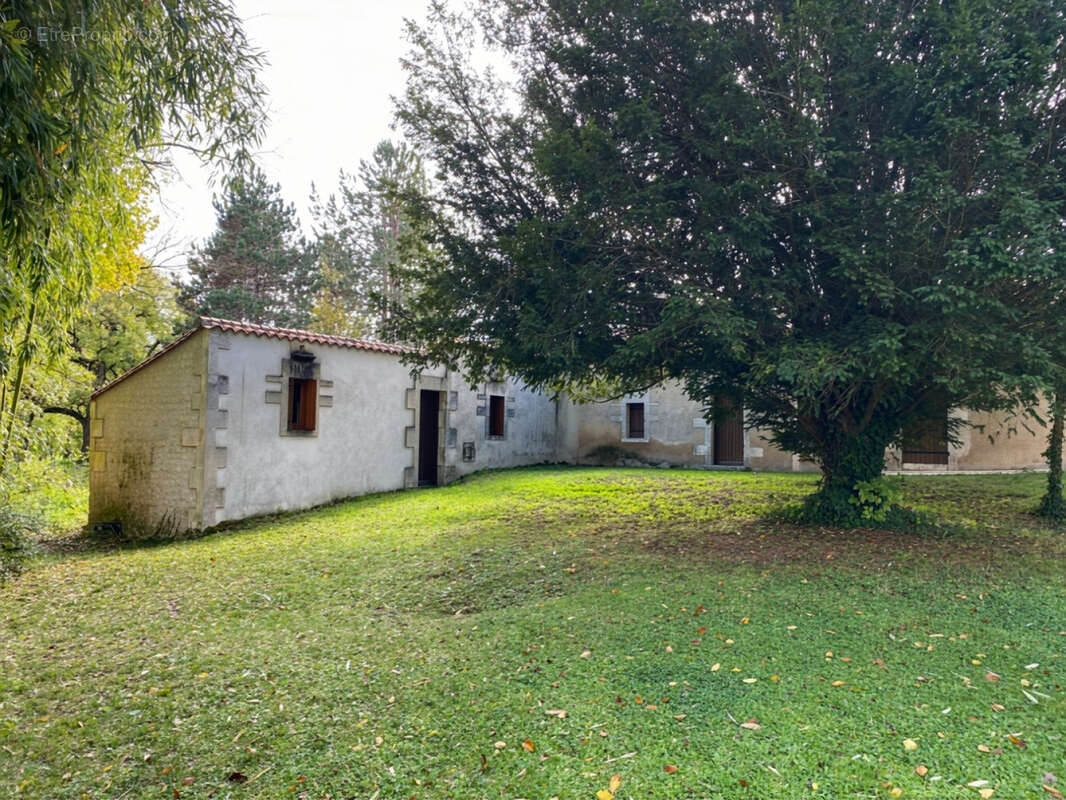 Maison à BARBEZIEUX-SAINT-HILAIRE