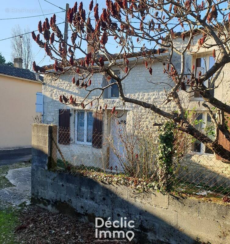 Maison en pierre 83 m² ECHALLAT 16170 - photo 2