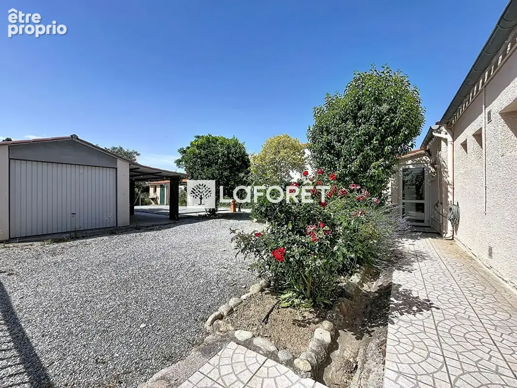 Palau-del-vidre , deux habitations, une piscine et un potentiel rare aux portes des plages ! - photo 3
