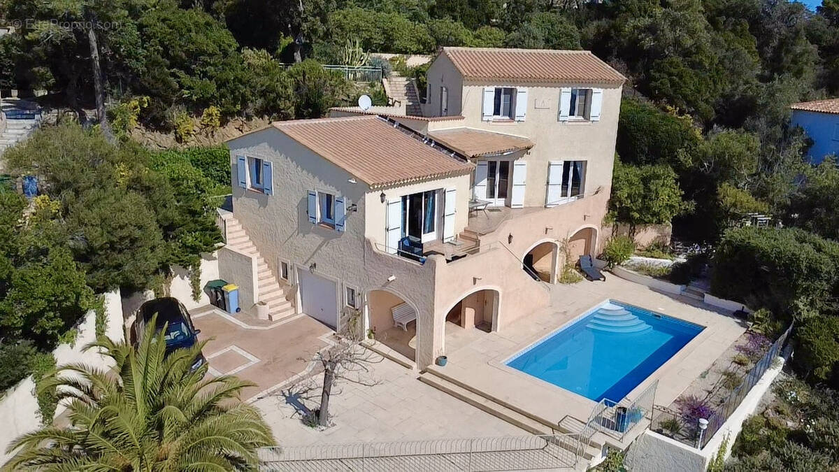 Maison à LES ISSAMBRES