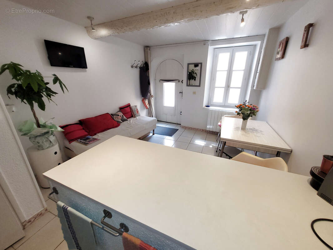 FLEURY Charmante Maison de Village de type III très bien entretenue et disposant d'une terrasse. - photo 2