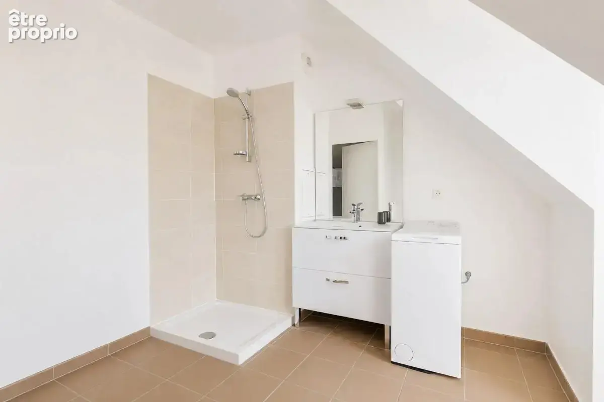 LE RAINCY - Maison de type T4 de 94 m² avec cave, box , jardin - photo 6
