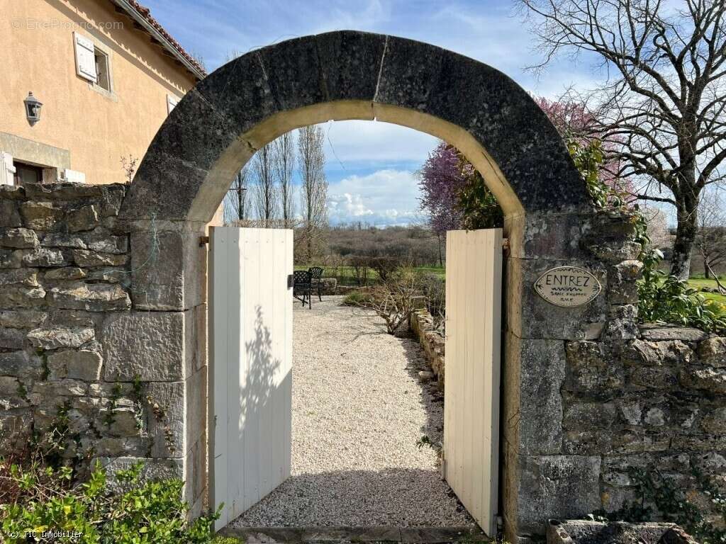Maison à CHAMPAGNE-MOUTON