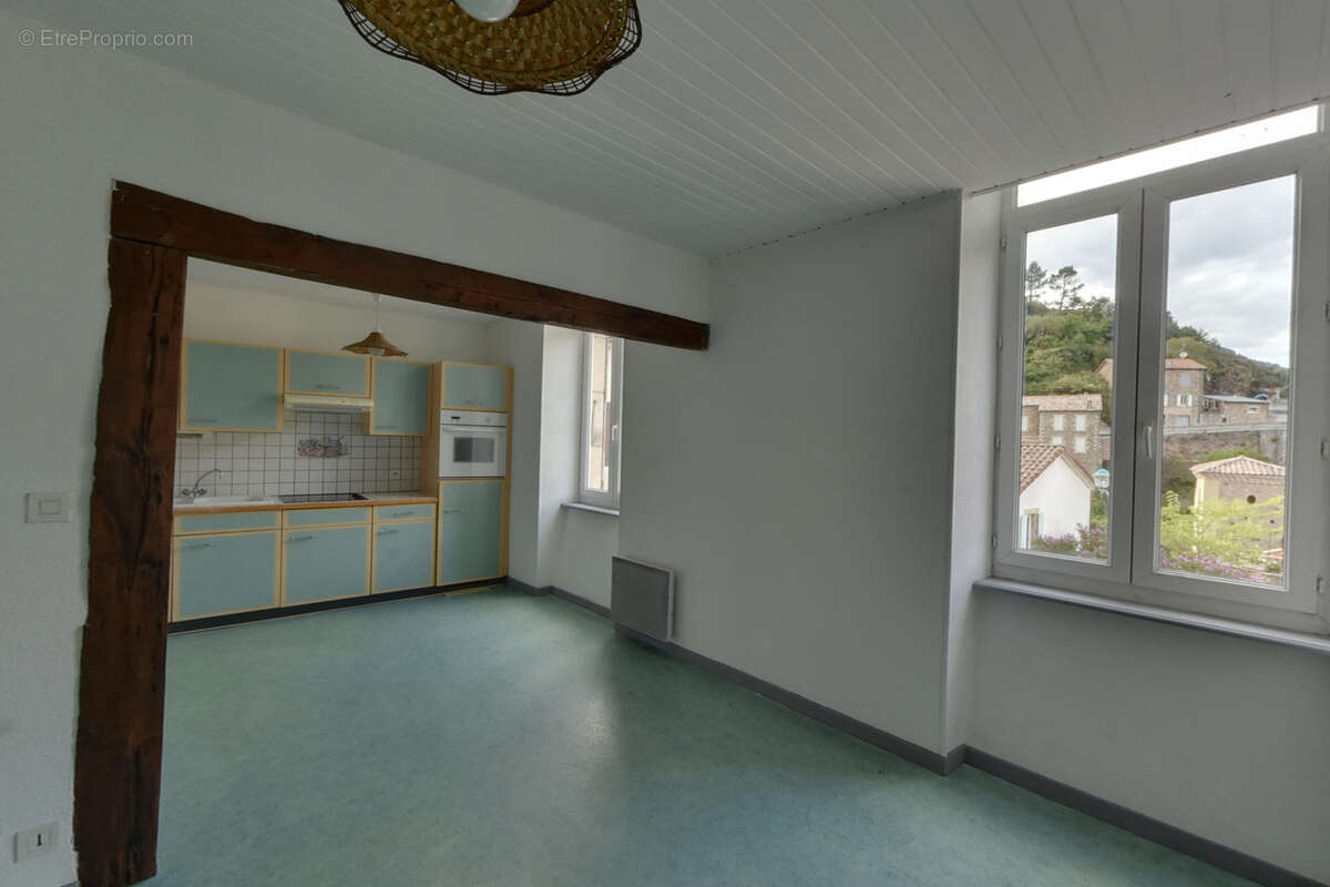 Maison à SAINT-SAUVEUR-DE-MONTAGUT