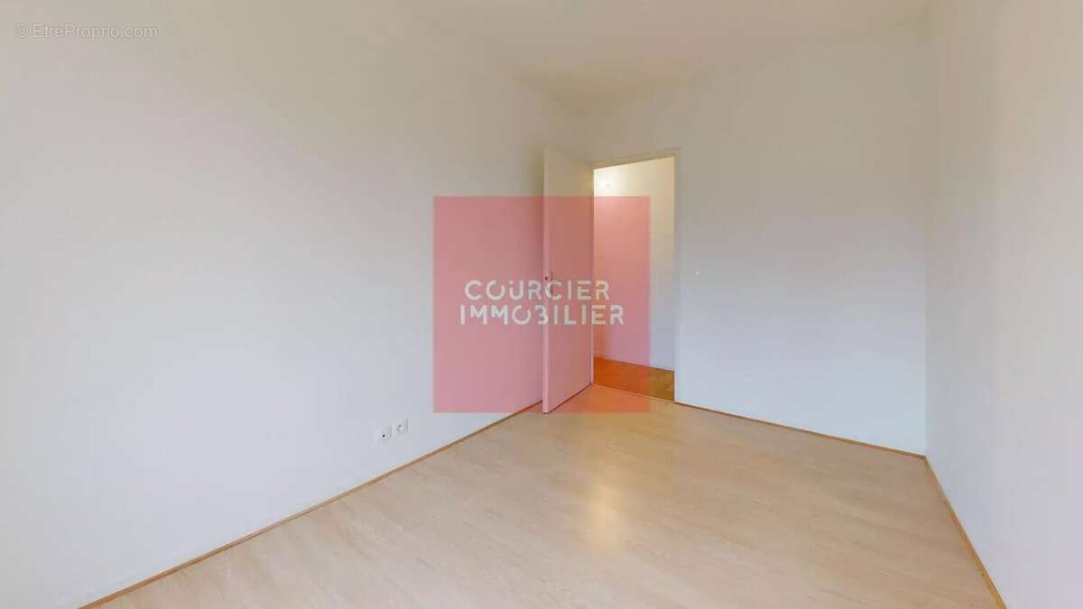 Appartement à LE MESNIL-SAINT-DENIS