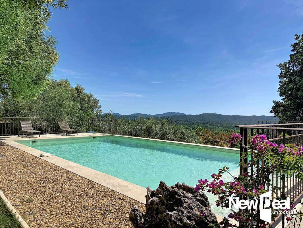 MONTAUROUX Vue imprenable pour cette villa contemporaine  d’environ 225 m² - photo 3