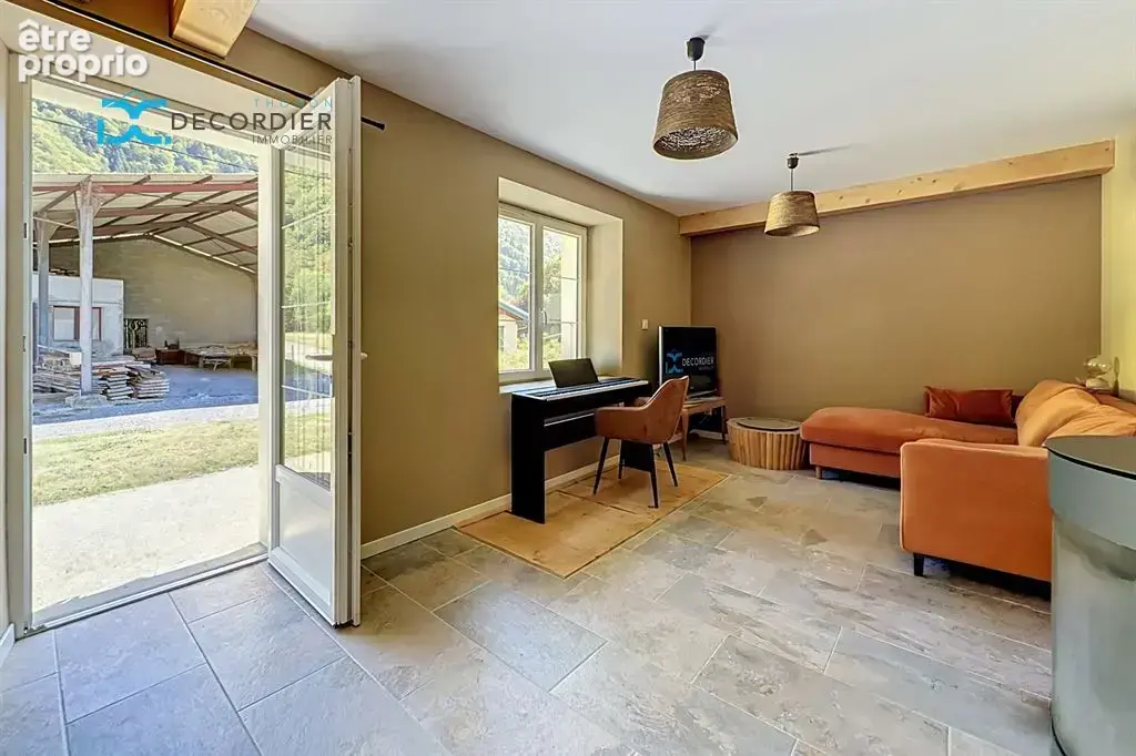 Orcier – maison mitoyenne avec fort potentiel, terrasse et vue montagne 81 m² et 105m² a amenager - photo 3