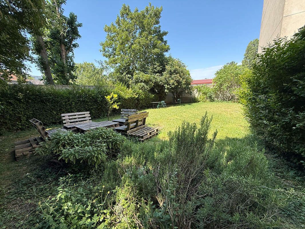 Montreuil, rue rochebrune, 10min du metro, au calme sur jardin, dernier etage, beau 2 pieces traversant avec une cave. - photo 4