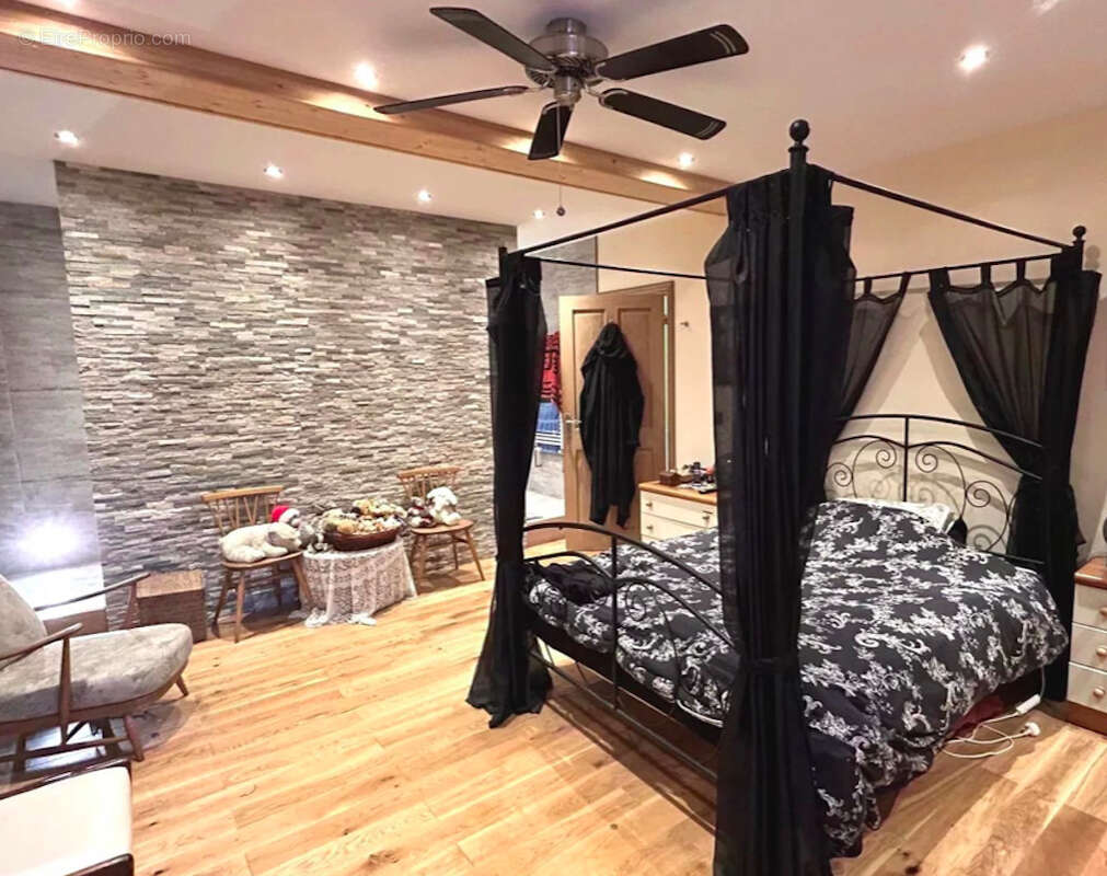 Magnifique maison en pierre renovée, avec vues,  sur terrain d'environ 1162m2 - photo 9