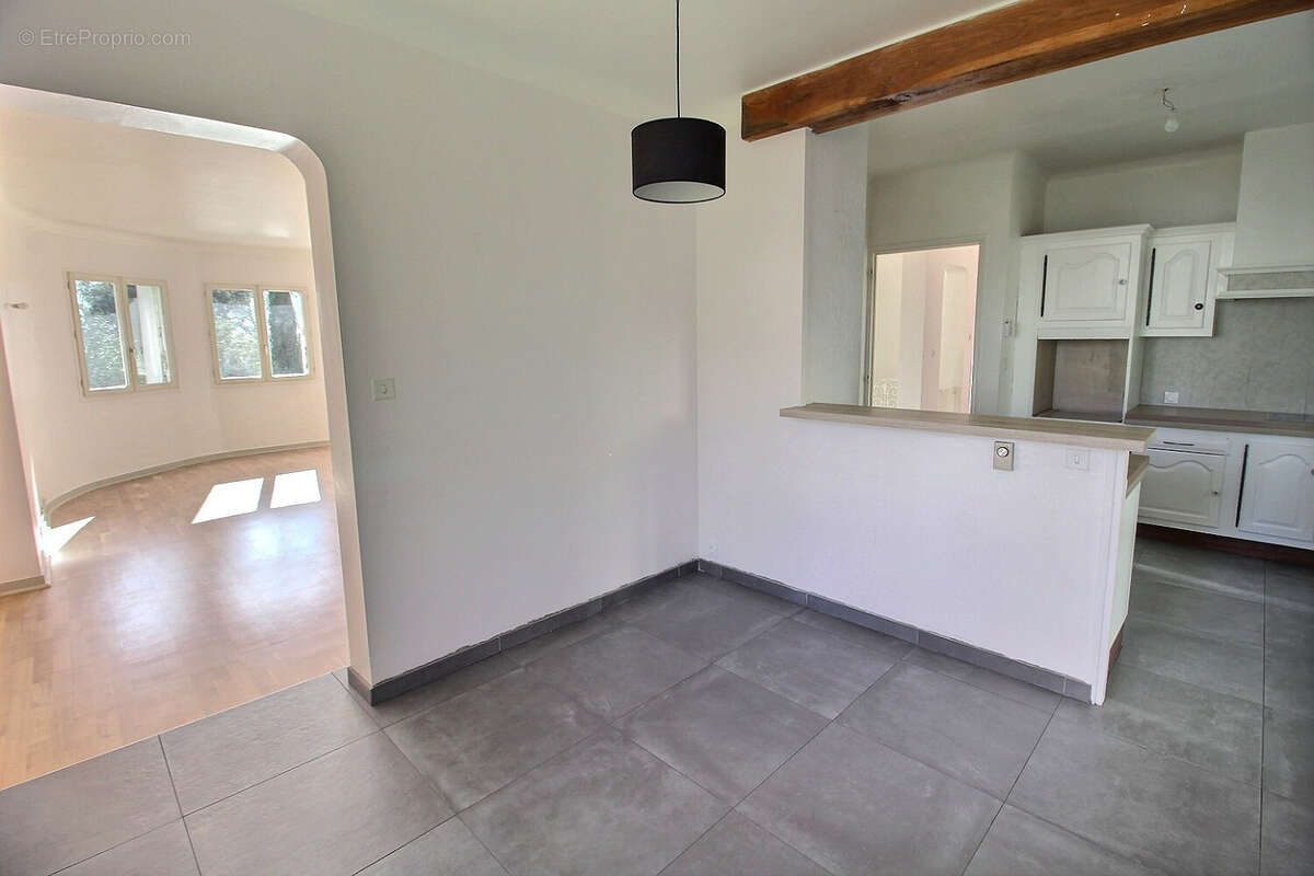 Maison à SAINT-CLEMENT-DE-RIVIERE