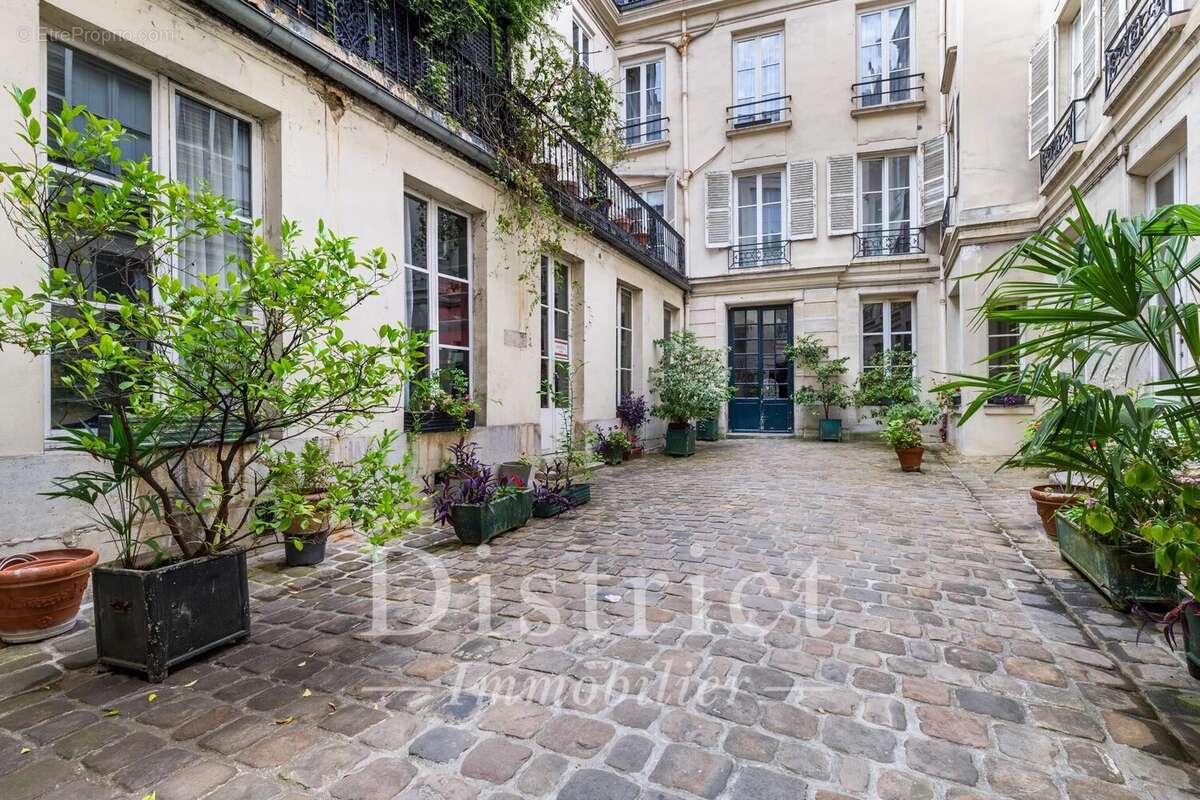 Saint-Germain-des-Prés / Studio de 49m² au sol en étage élevé - photo 10