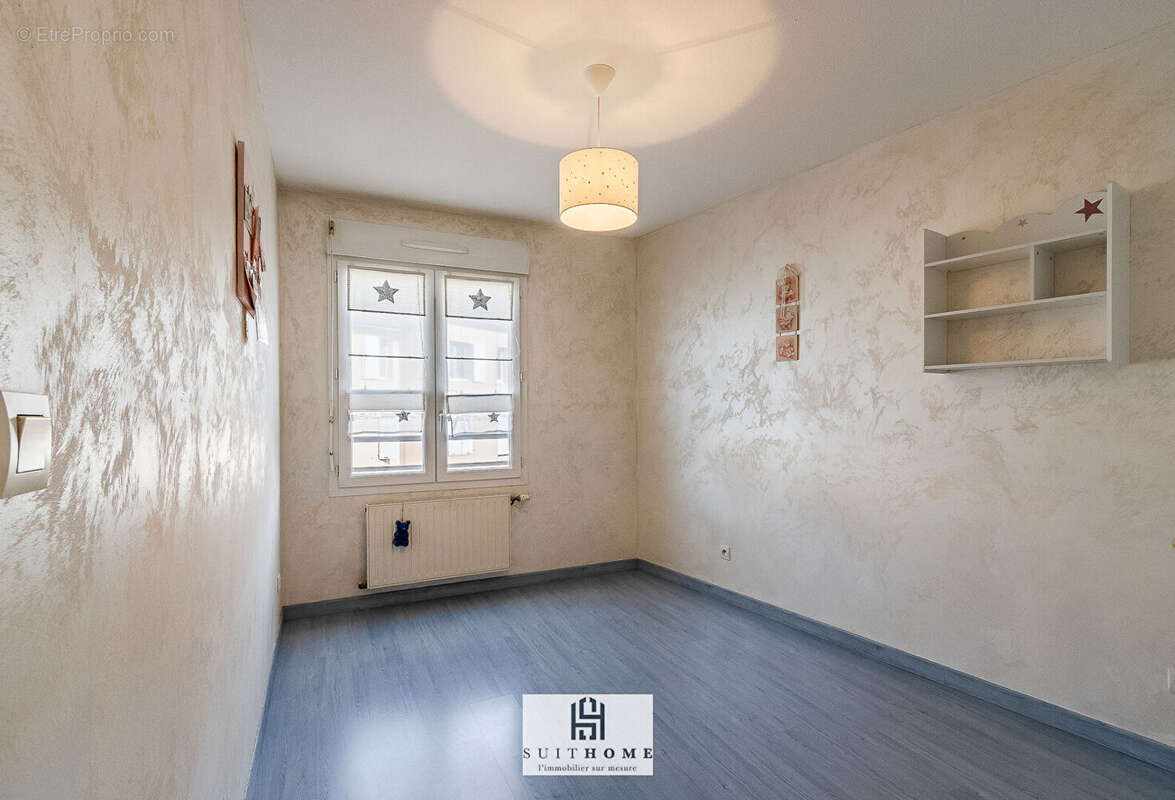 Appartement à GREZIEU-LA-VARENNE