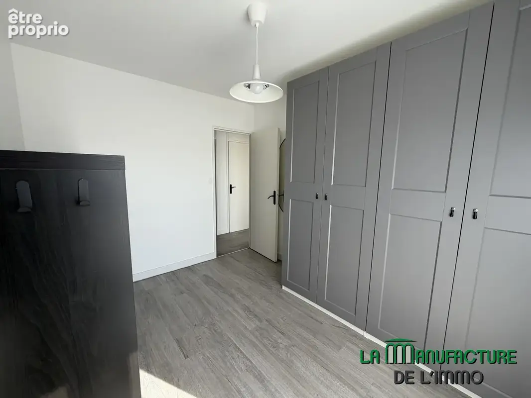 Appartement F4 - 85,37M2 - Balcon - Cave - Parking - Saint-Etienne/ Portail Rouge - photo 11