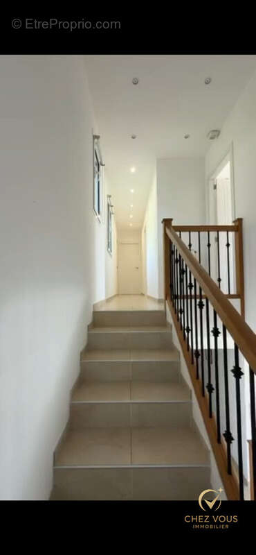 ACCES 1ER ETAGE