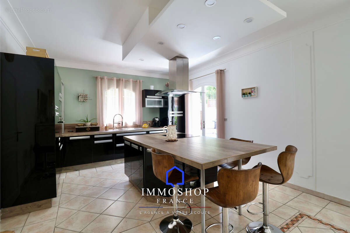 Maison à SIMIANE-COLLONGUE