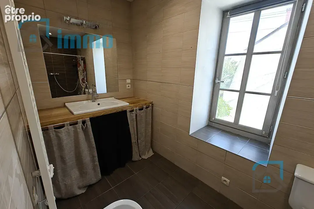 Mehun-Sur-Yèvre - Maison de ville 2 chambres - photo 5