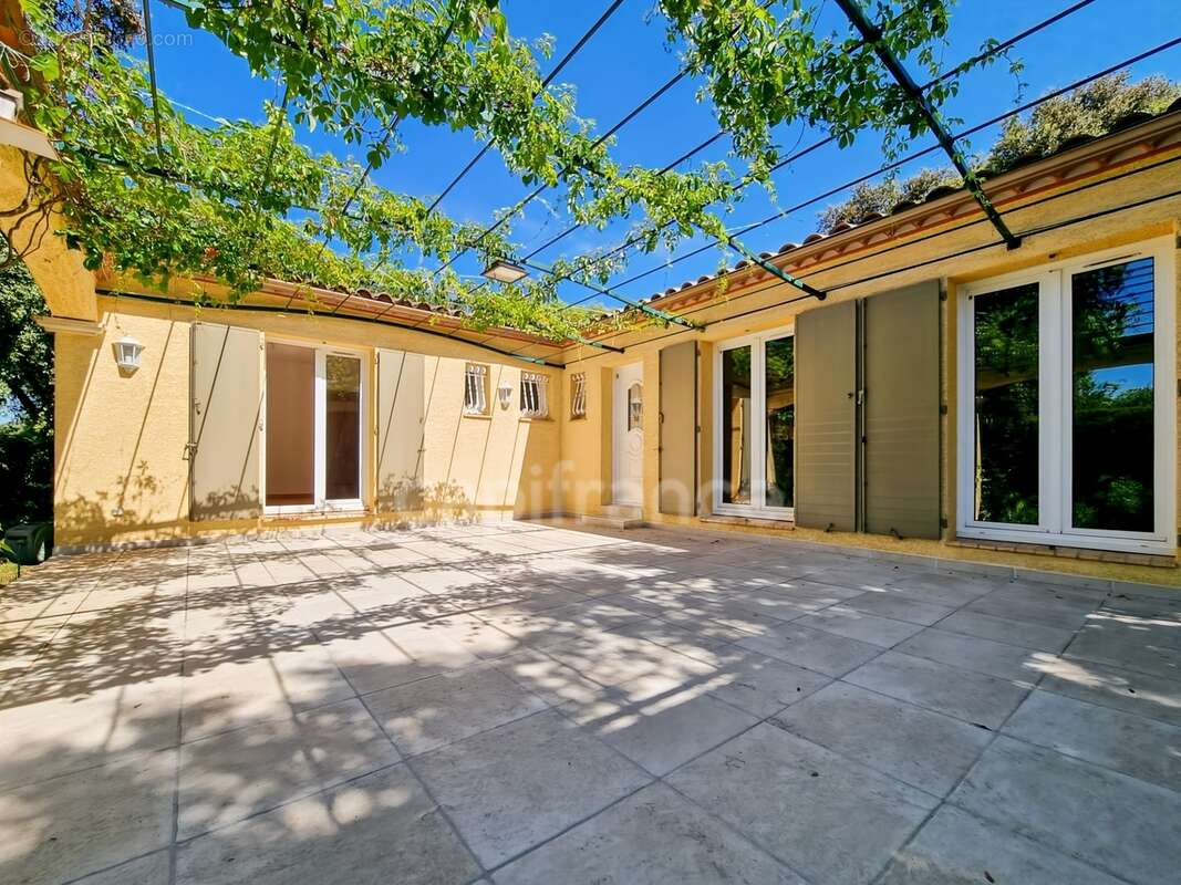 Villa de plain-pied de 156m² avec 6 pièces + une dépendance - Terrain arboré de 1400m² avec Piscine - (34160) - photo 2
