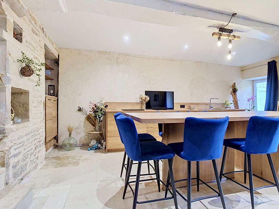 Maison de village en pierre au coeur de Viré - 71260 VIRE - photo 5