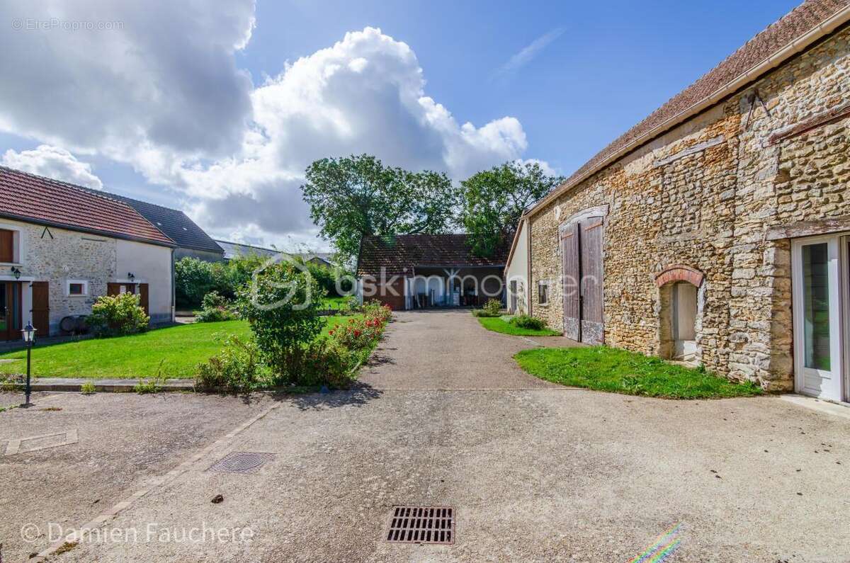 Incroyable POTENTIEL ! Splendide DOMAINE, ensemble immobilier au sein d’un ancien corps de ferme rénové, 340 m² habitables sur p - photo 18