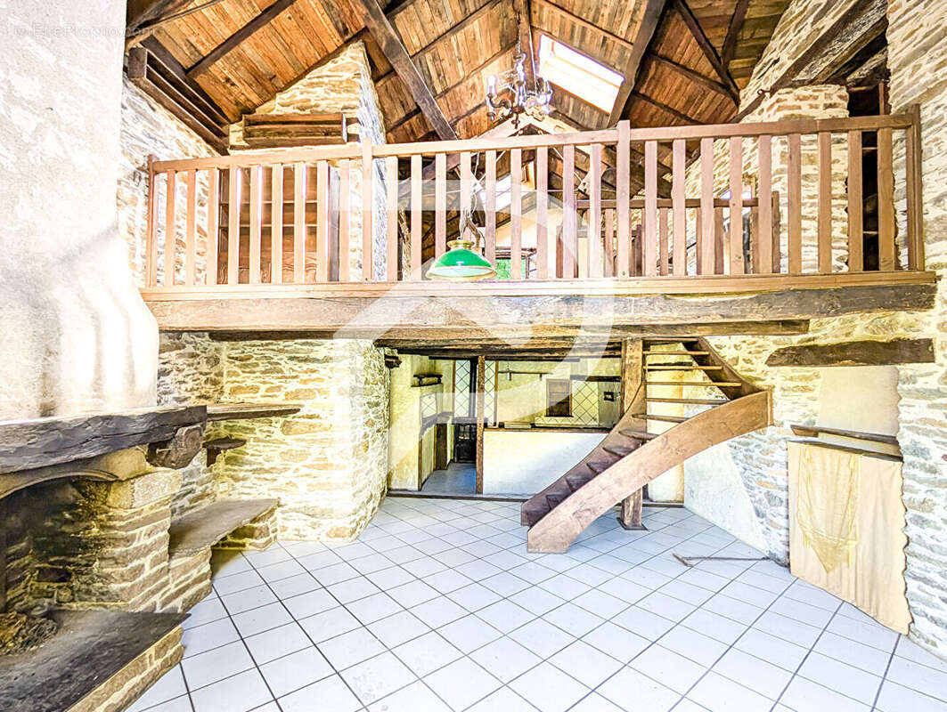 Maison à LAVAL-ROQUECEZIERE