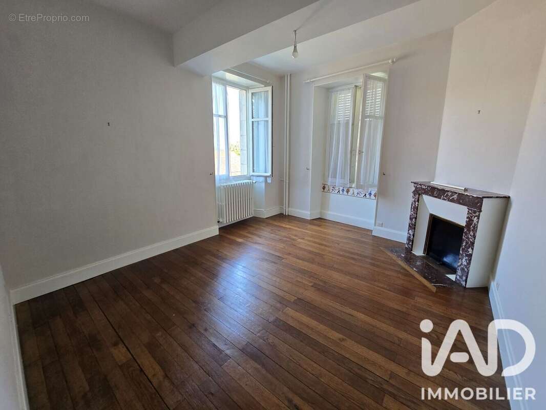 Maison 328 m² à Buzancais  - photo 6