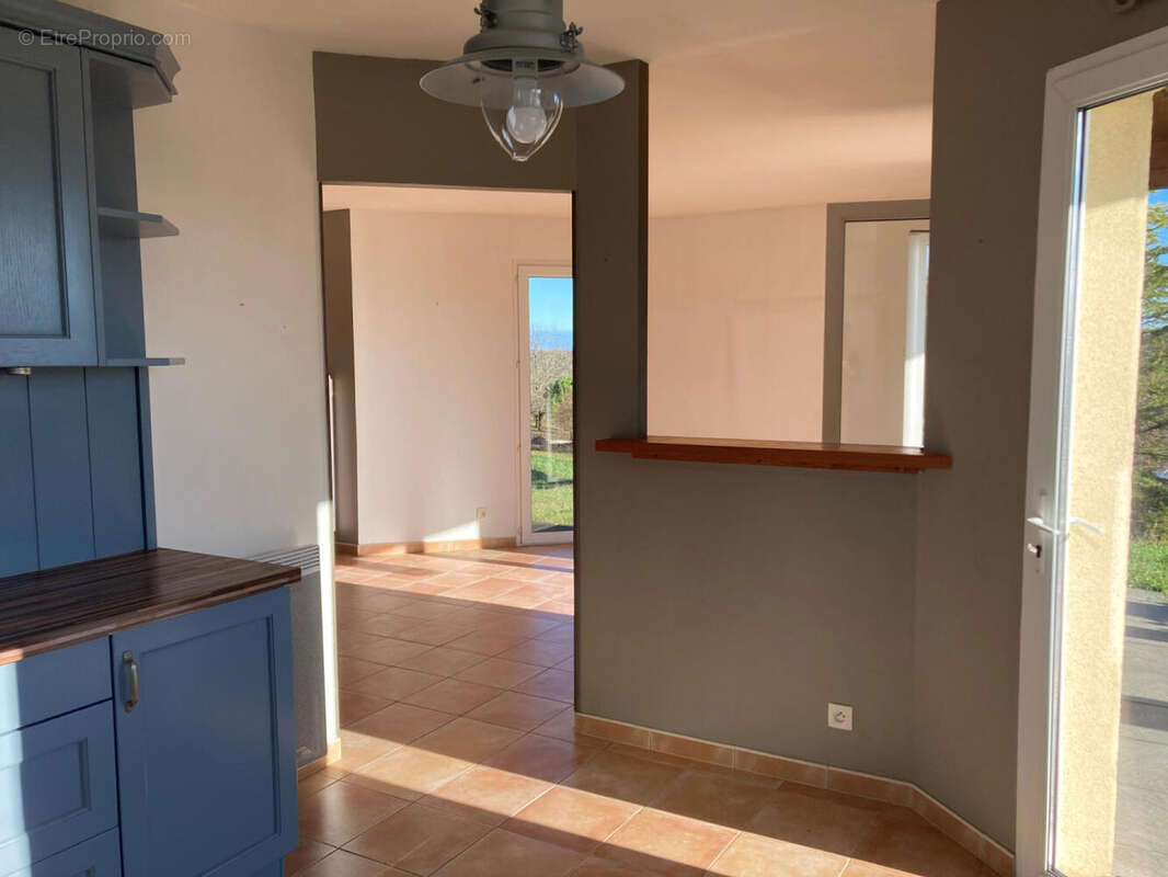 vue cuisine sejour - Maison à LALBENQUE