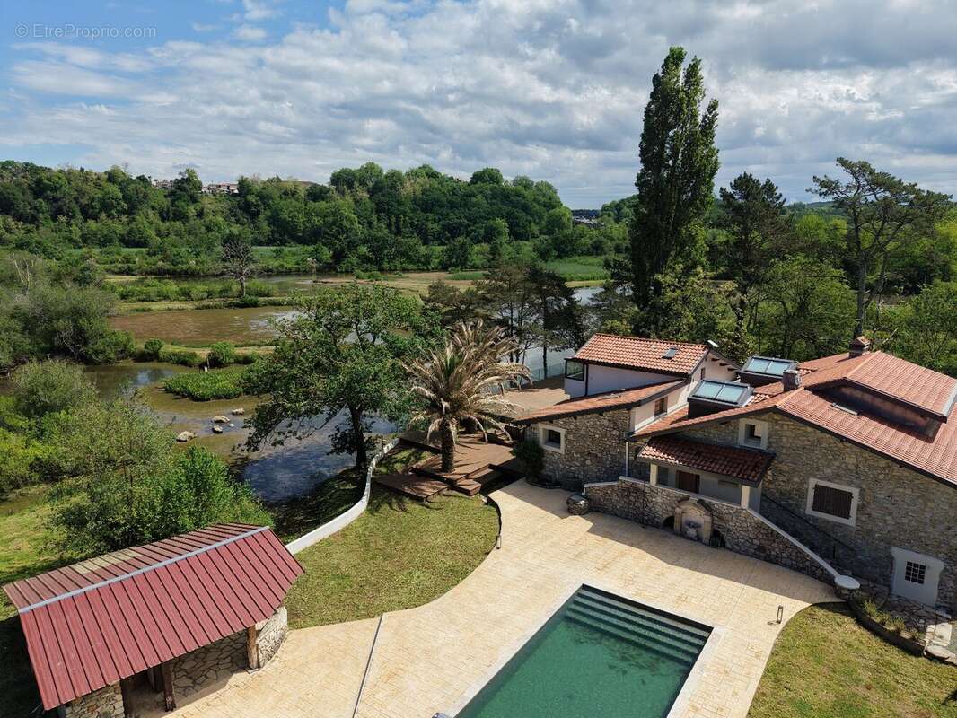 Lieu exceptionnel de 15 hectares dont 3 hectares d'etang pour cette propriete de 322 m2 - photo 4
