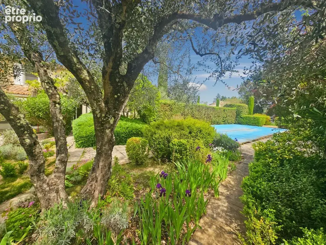 UZES: Maison  sur grand jardin 3300 m² constructible - photo 9