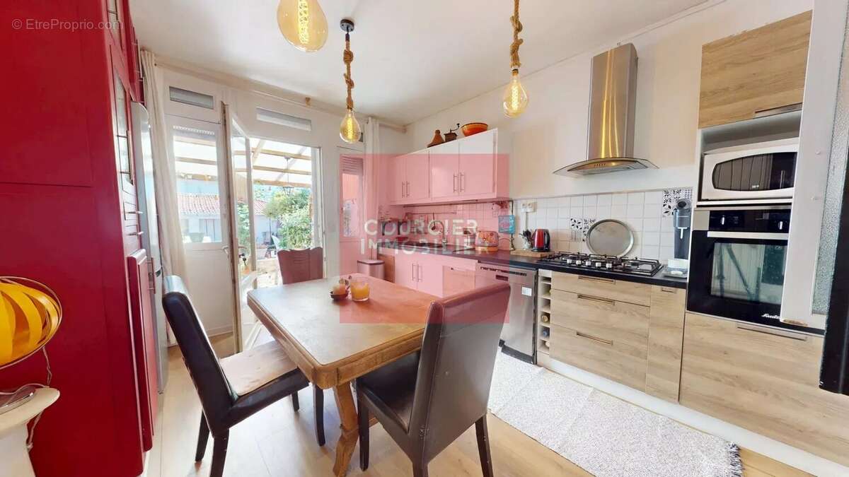 Maison à LE MESNIL-SAINT-DENIS