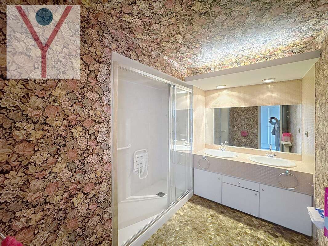 Salle d'eau aux normes PMR  - Appartement à BOURG-EN-BRESSE