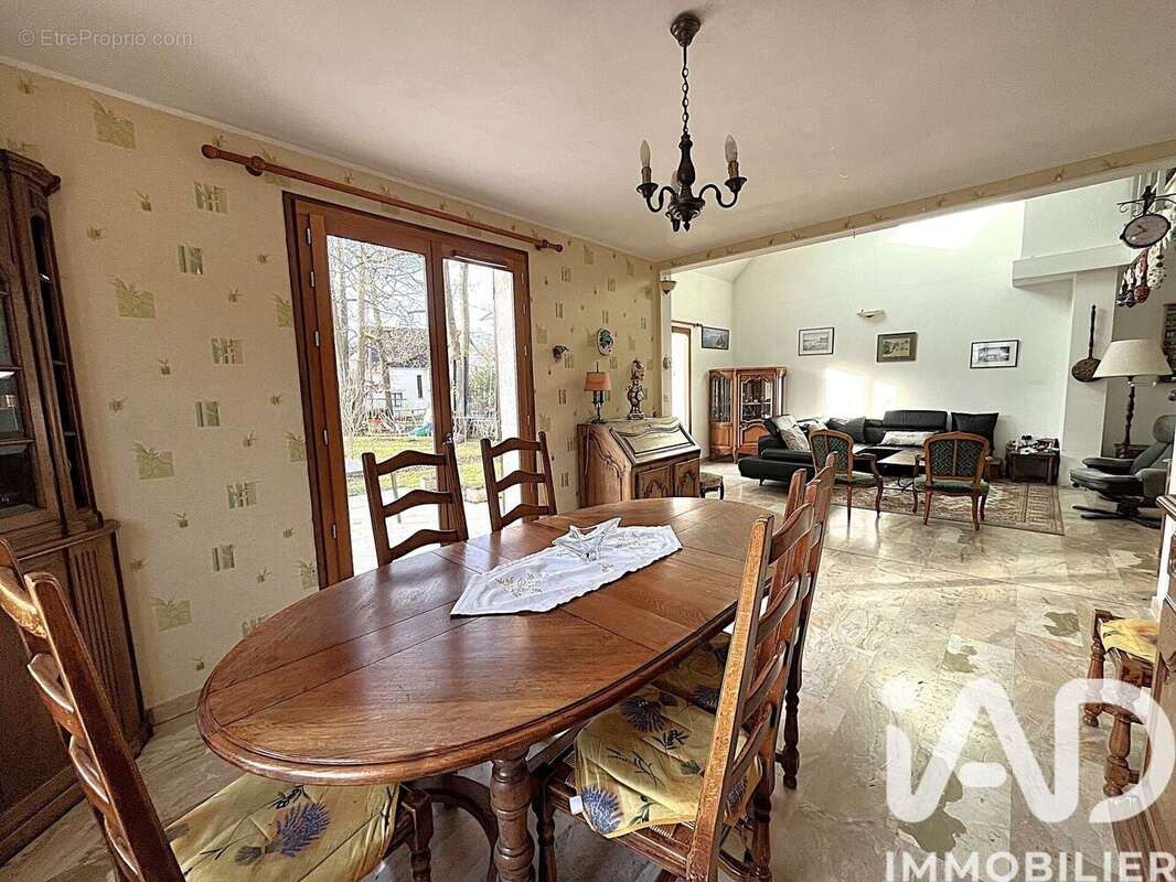 Photo 9 - Maison à LE MESNIL-SAINT-DENIS