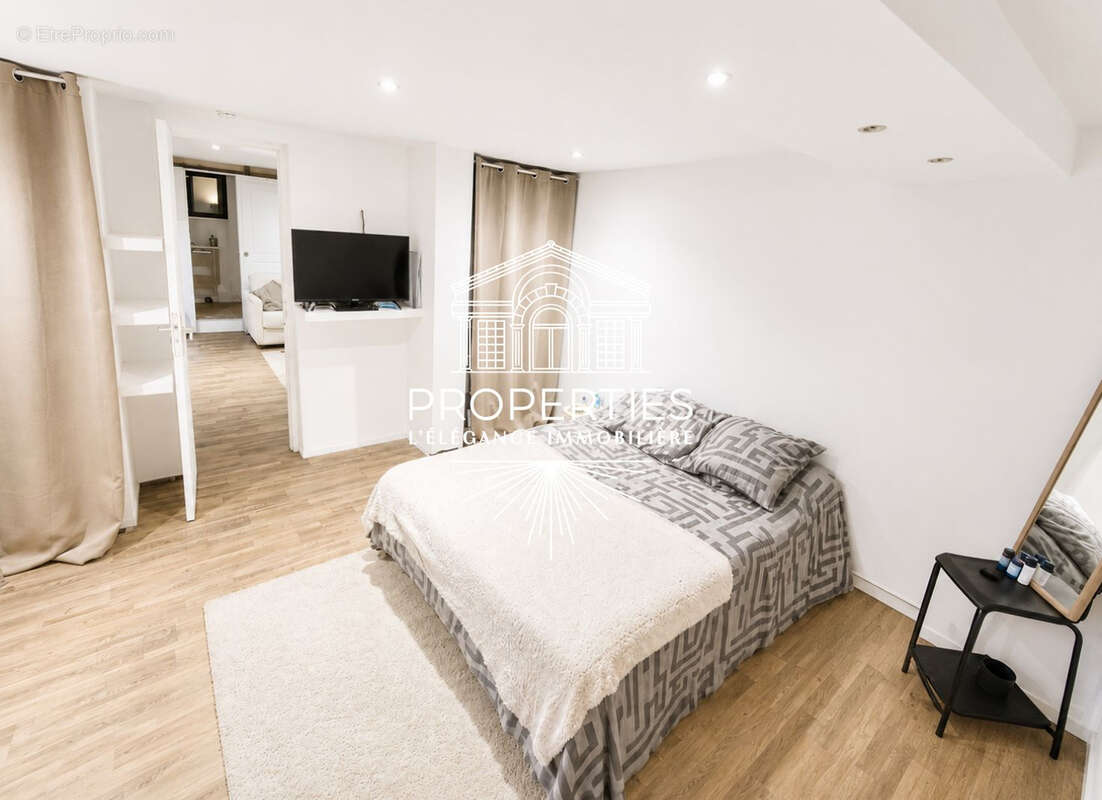 Bormes - maison renovee de 131 m² - divisee en deux appartements - photo 8