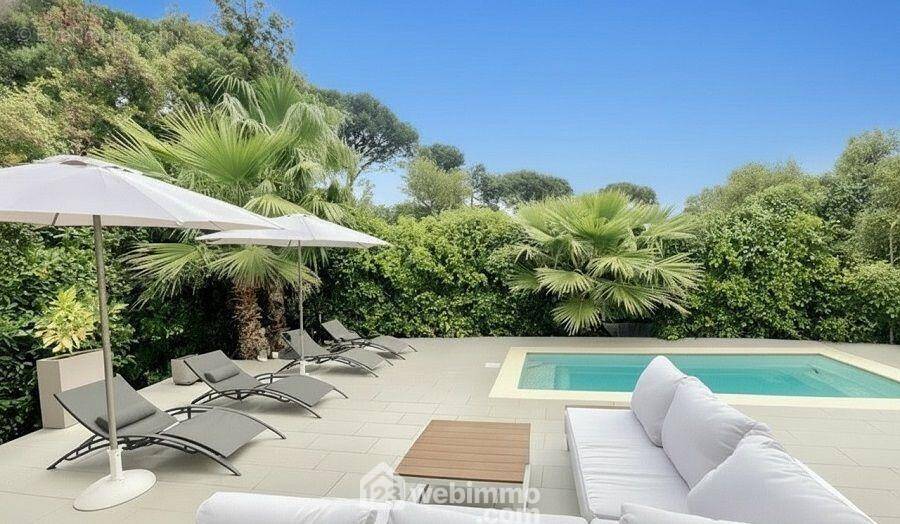 Un véritable espace de détente autour de la piscine privée, au c½ur d?un environnement verdoyant et apaisant. - Maison à SAINTE-MAXIME