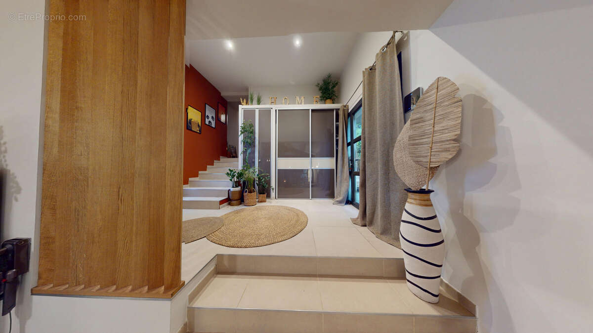 Maison à SAINT-CLEMENT-DE-RIVIERE