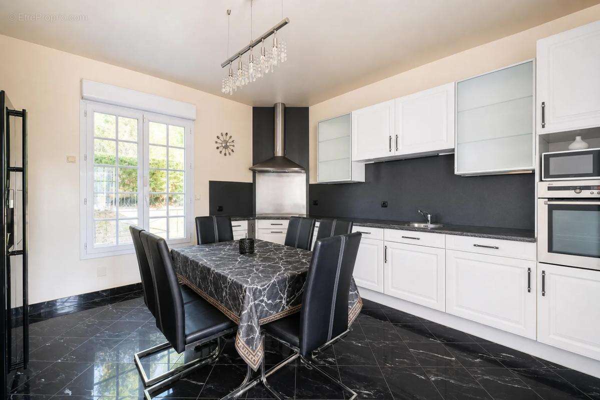 Maison individuelle de 7 pièces de 220m² en vente à Sarcelles - Idéal pour les familles - photo 6