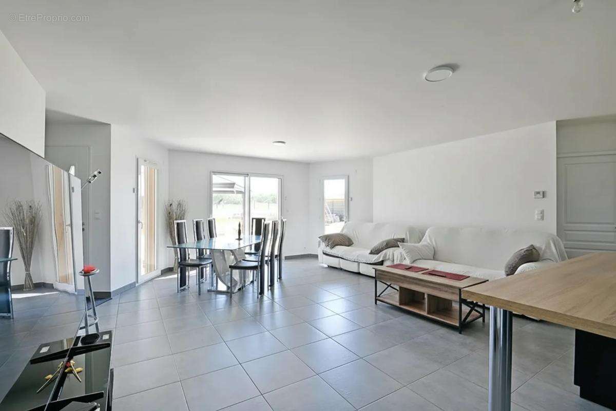 Maison de 5 pièces de 119 m² à Saint-Remèze - photo 16