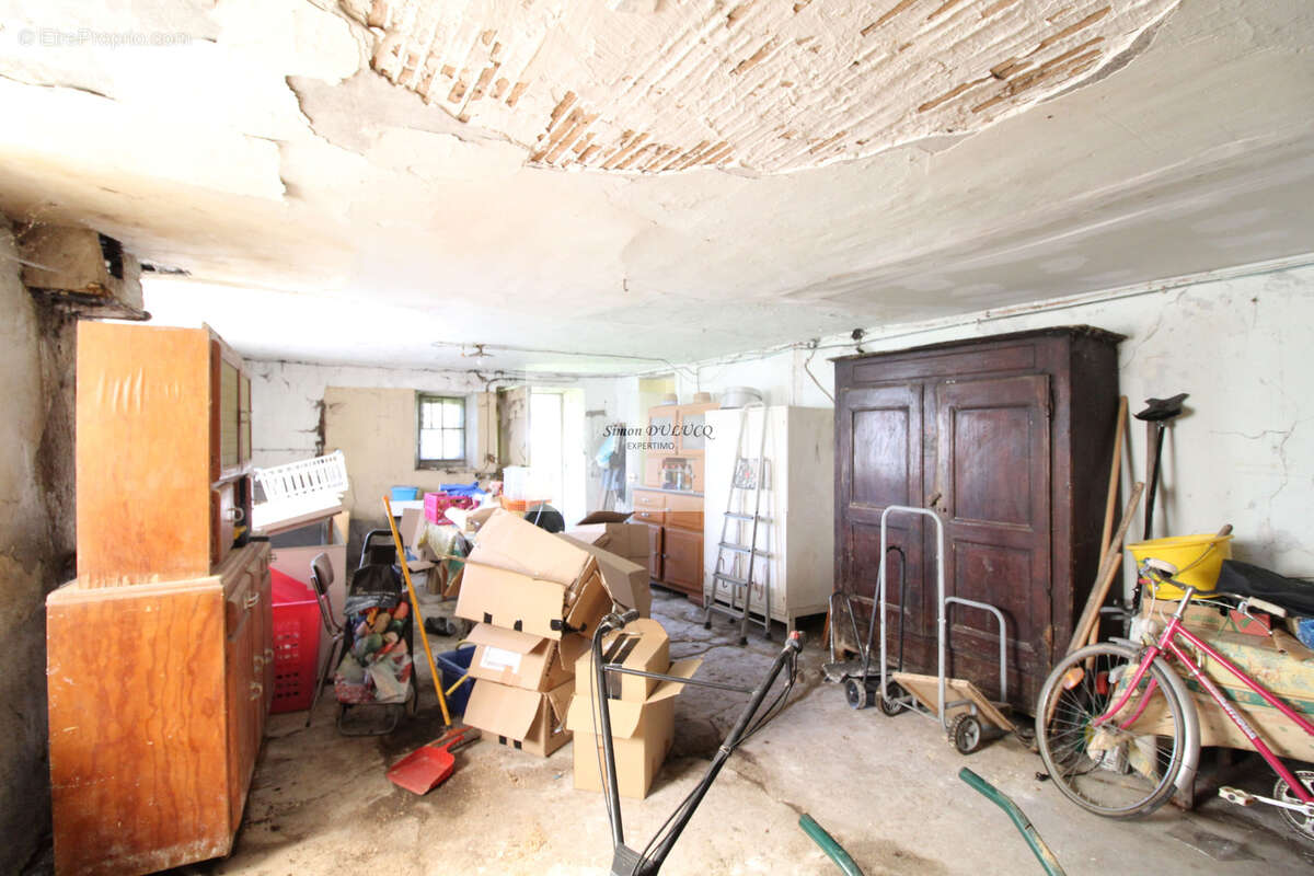 Grande propriété de 235 m2 à rénover   Terrain de plus de 1 500 m2, avec dépendances - photo 16