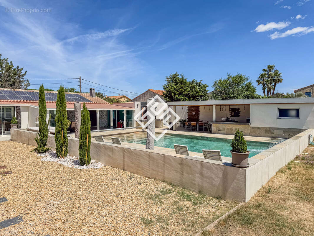 LUCIE - Villa de Standing avec Piscine, Jacuzzi, Pool House & Dépendances - photo 26