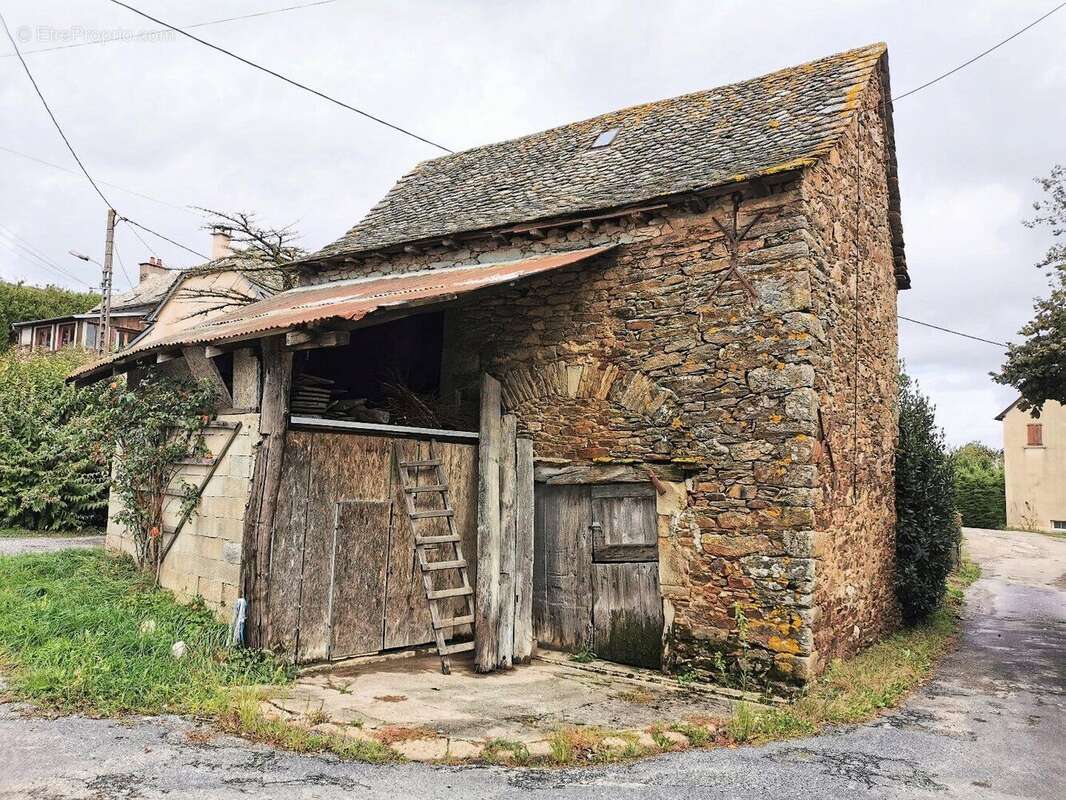 Charmante maison en pierres a renover avec dependances - photo 3