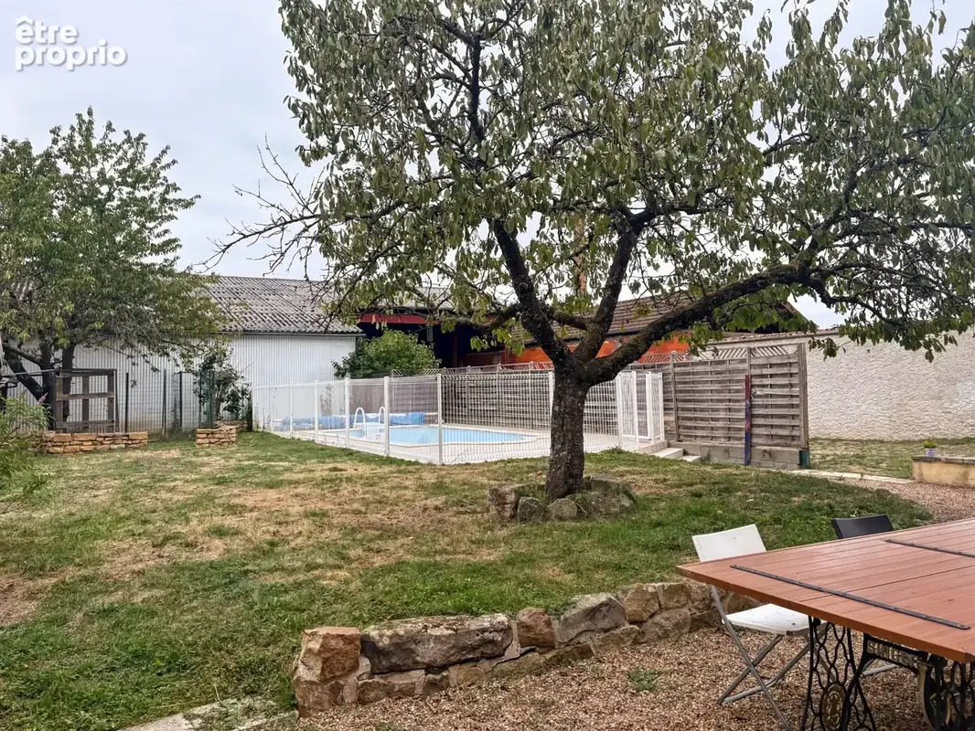 Maison familiale de 143m2, piscine, hangar de 300m2 et terrain clos de 1136m2 - photo 2