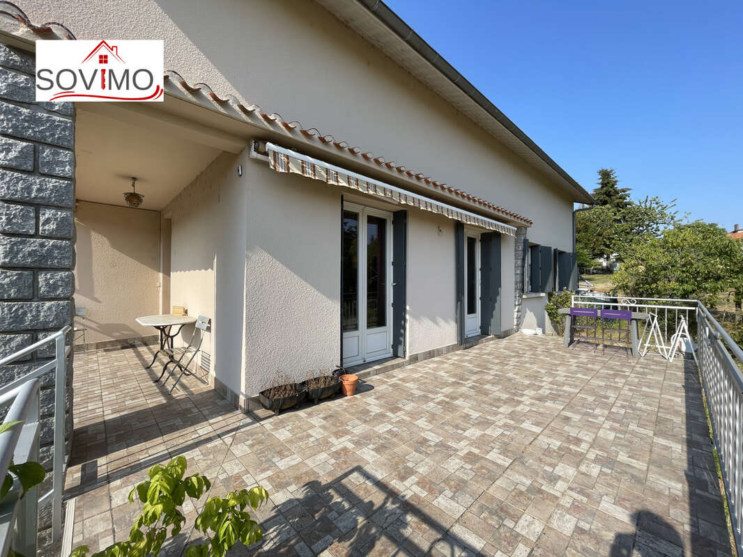 Rare en centre ville, maison familliale avec vue, dépendances et terrain clos de 817 m2. - photo 20