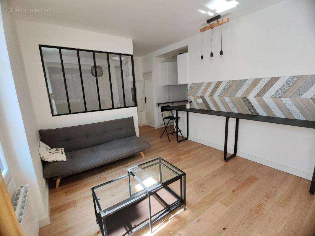 Paris 17e – Rue Truffaut / Batignolles – 2 pièces au calme, rénové, meublé et prêt à vivre - photo 3