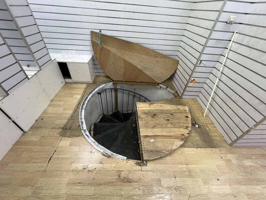 Local commercial rdc 116m2 + mezzanine 19m2 + sous-sol 80m2  rue tapis vert - photo 7