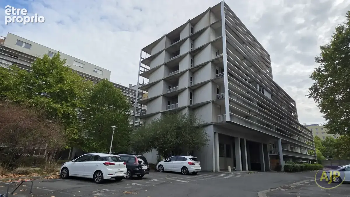 A Bordeaux 33800 Appartement rénové avec extérieur 14m² et parking ! - photo 9