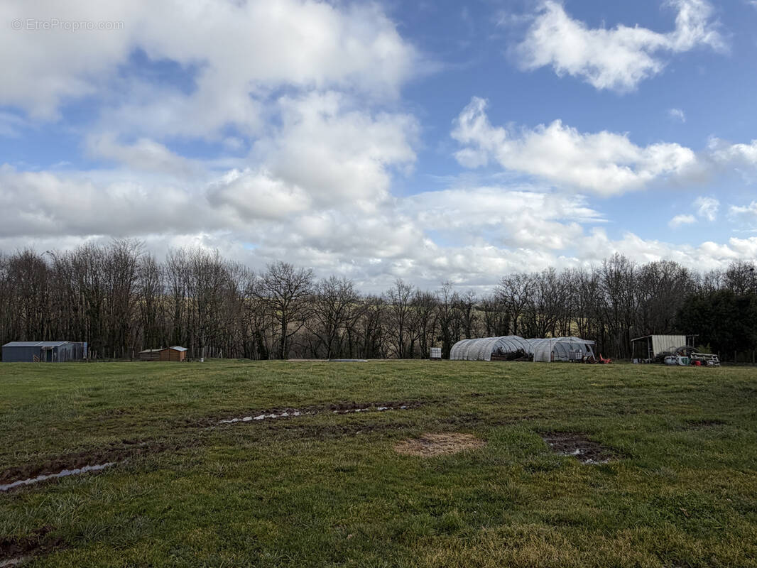 Terrain à SAINT-BONNET-LA-RIVIERE