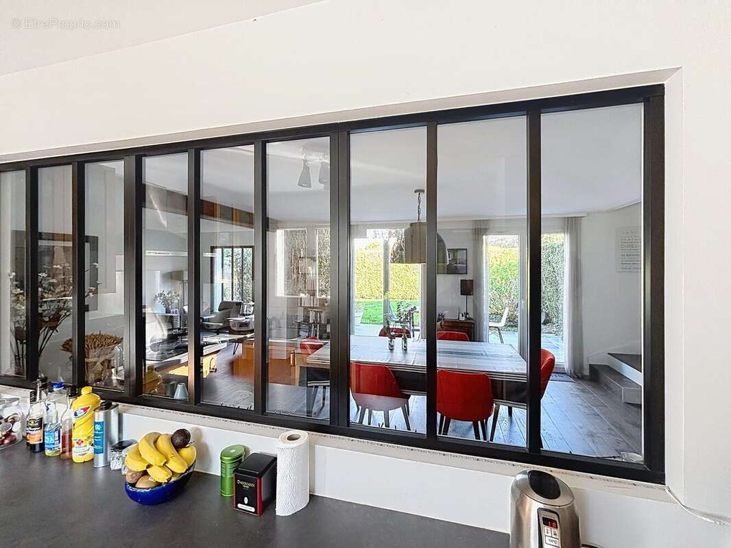 Vue sur séjour de la cuisine - Maison à LES LOGES-EN-JOSAS