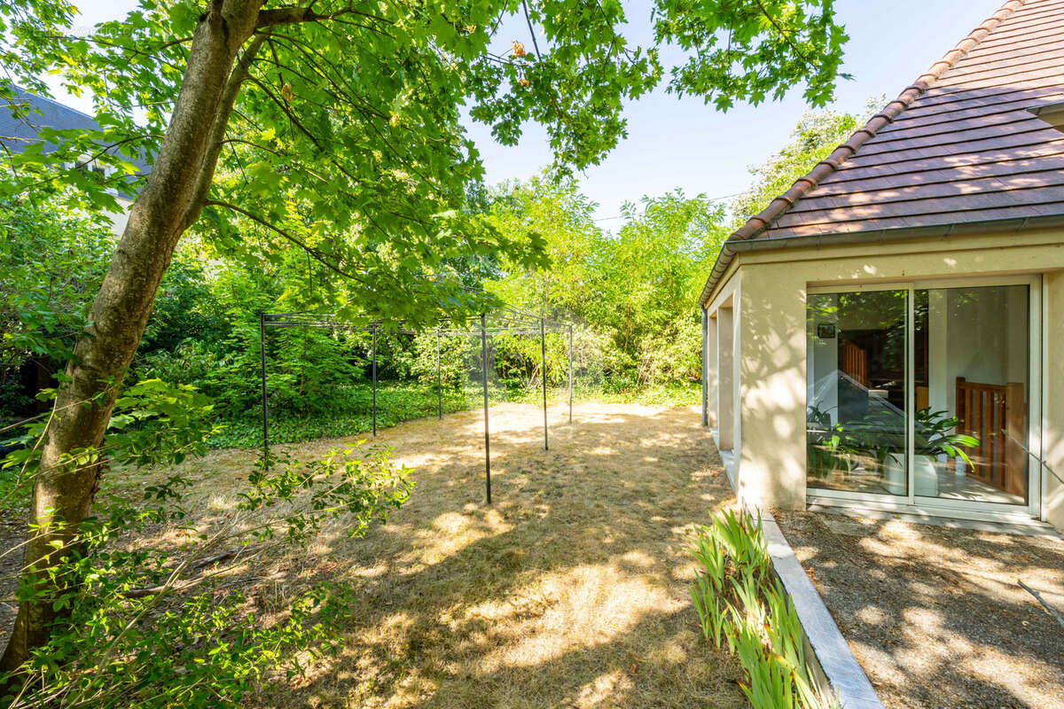 Maison familiale de 212 m2   5 chambres, dépendance, jardin arboré et gare de Melun à proximité - photo 23