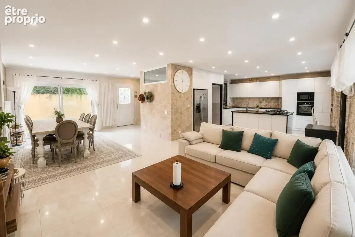 Maison de 7 pièces de 230 m² à Dammarie-les-Lys - photo 2