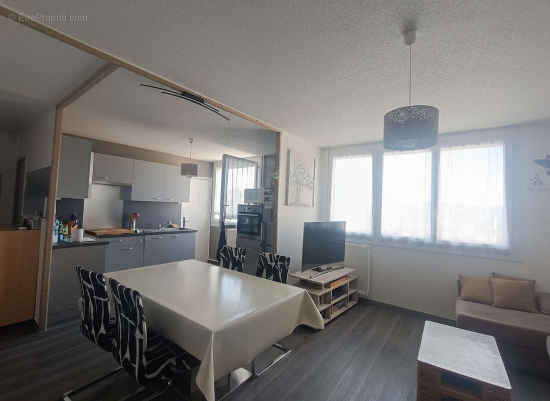 Appartement à LE CHAMBON-FEUGEROLLES