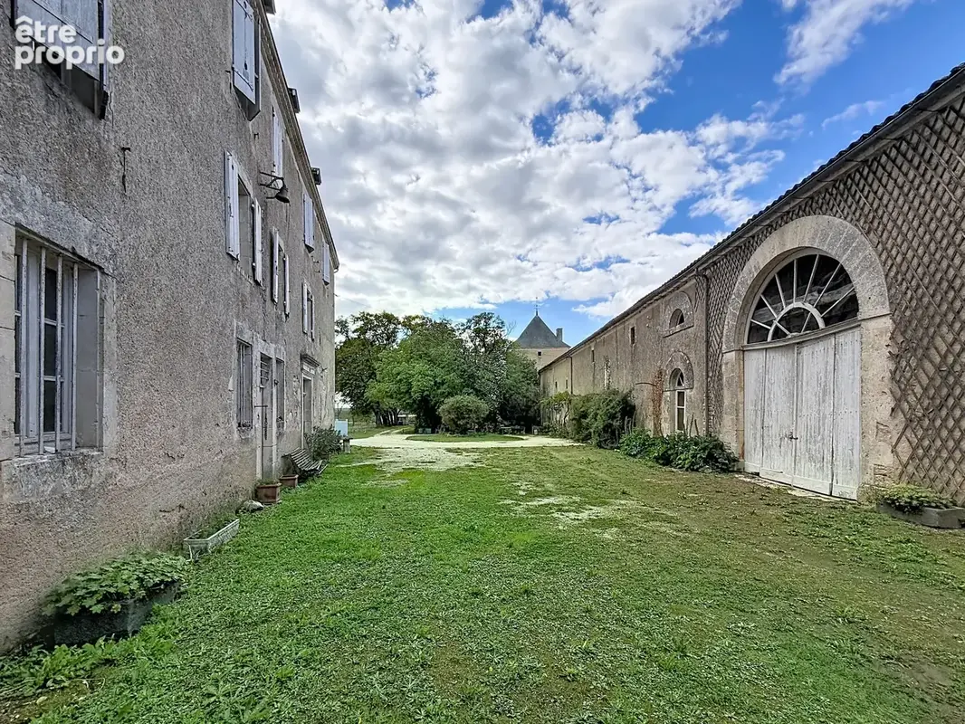 CHÂTEAU DES DEFFENDS : Une demeure de caractère au cœur d’un écrin de verdure. - photo 16